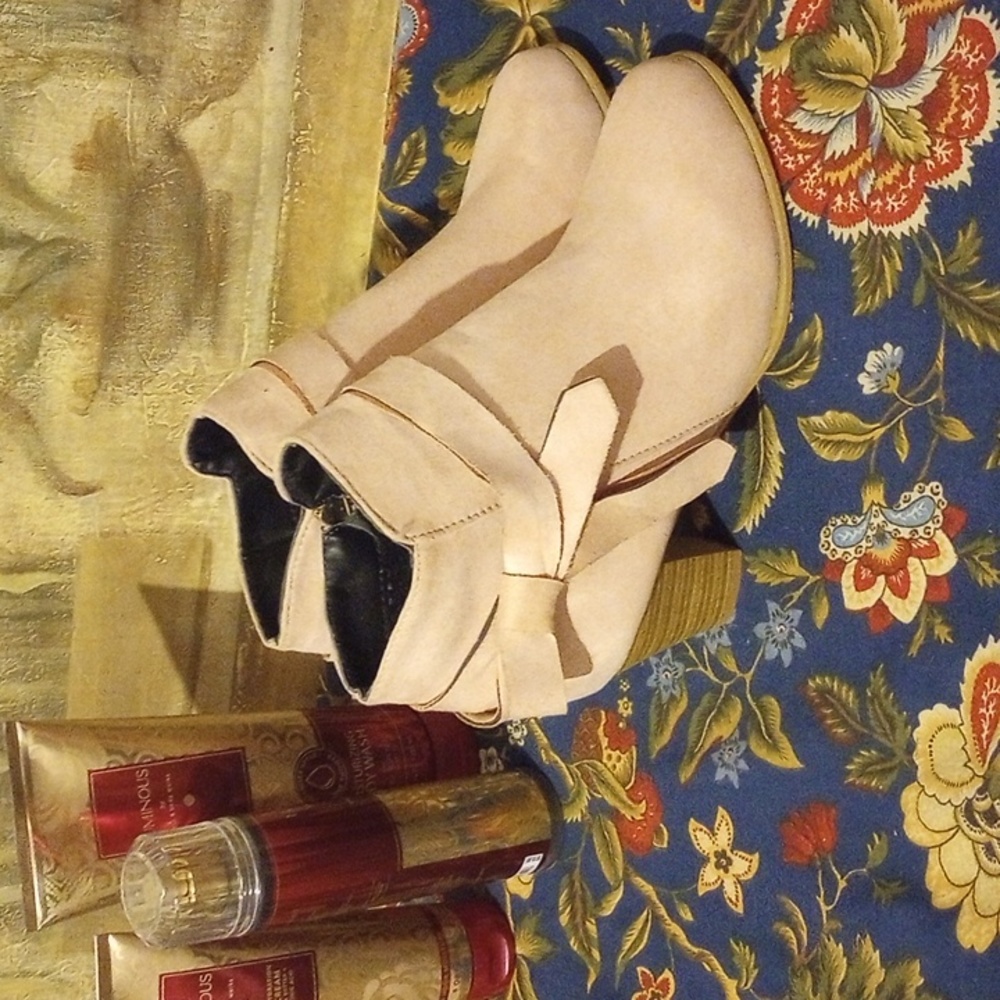NWOT Light Pink Heeled Ankle Boots!*